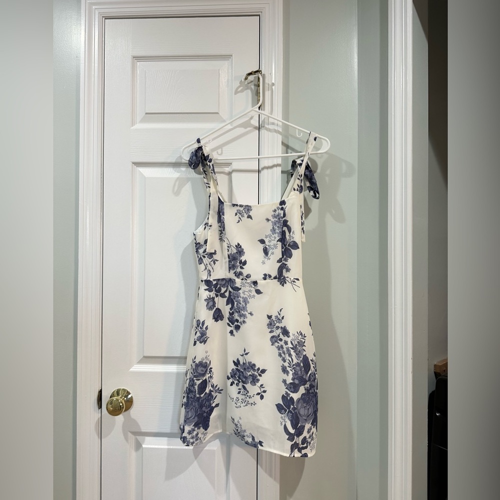 Commense Womens Blue Floral Dress. Size Small!!!